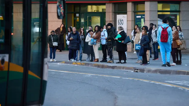 Viajeros esperando una villavesa este martes en una parada del centro de Pamplona. IÑIGO ALZUGARAY