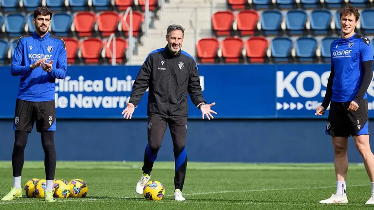Vicente Moreno en un entrenamiento con sus jugadores en El Sadar. CA Osasuna.