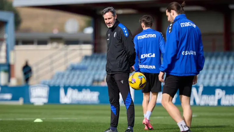 El entrenador Vicente Moreno en un entrenamiento con sus jugadores en Tajonar. CA Osasuna.