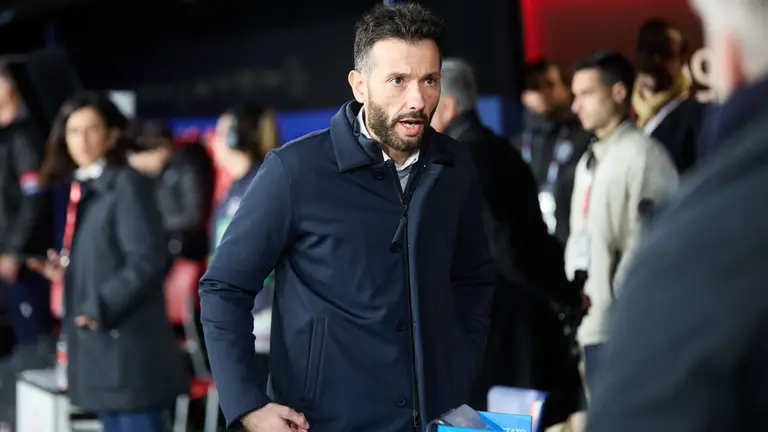 Carlos Corberán durante el partido entre CA Osasuna y Valencia CF disputado en el estadio de El Sadar en Pamplona. IÑIGO ALZUGARAY