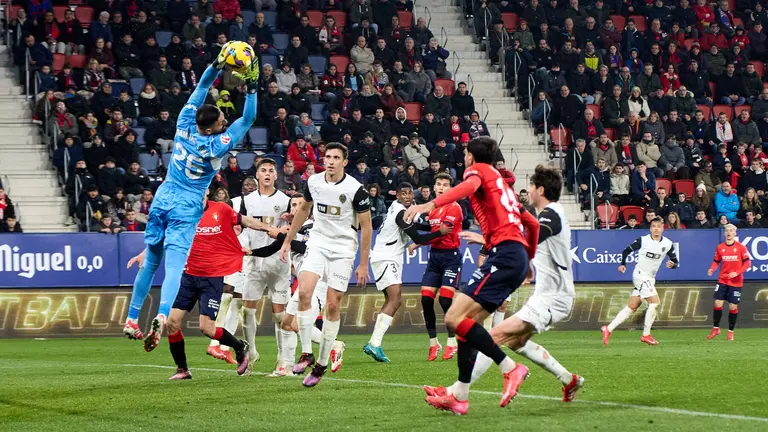 Partido entre CA Osasuna y Valencia CF disputado en el estadio de El Sadar en Pamplona. IÑIGO ALZUGARAY