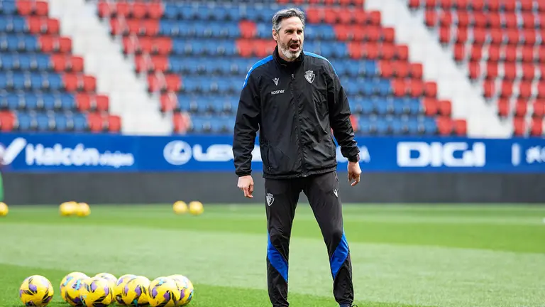 Vicente Moreno en un entrenamiento con su equipo en El Sadar. CA Osasuna.