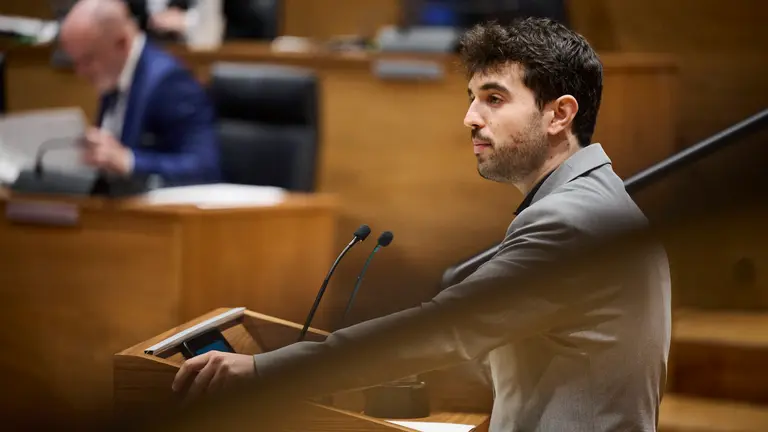Kevin Lucero del PSN durante la celebracion del pleno del Parlamento. PABLO LASAOSA