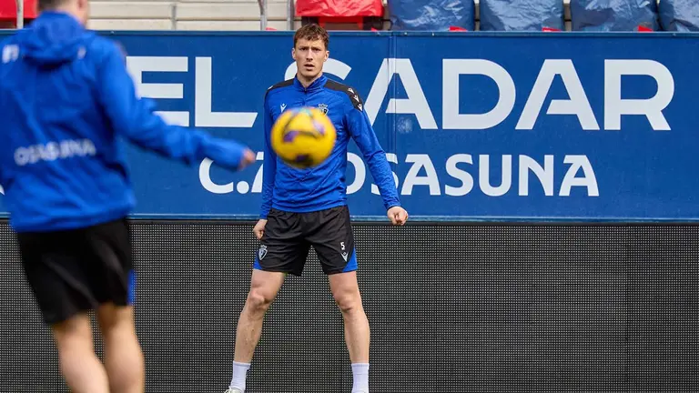Jorge Herrando en un entrenamiento con su equipo en El Sadar. CA Osasuna.