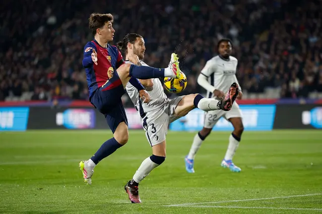 El centrocampista del F.C. Barcelona Gavi (i) disputa un balón con el defensa del Osasuna Juan Cruz (d) durante el partido de LaLiga entre FC Barcelona y CA Osasuna en el Estadio Olímpico de Montjuic, este jueves en Barcelona. EFE/ Alberto Estévez