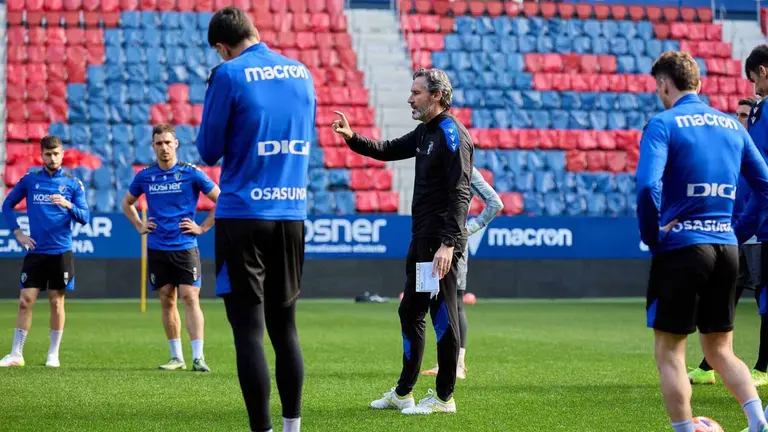 El entrenador Vicente Moreno se dirige a sus jugadores en El Sadar. CA Osasuna