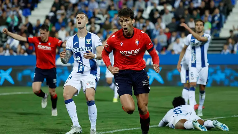 El centrocampista de Osasuna Lucas Torró (c) celebra tras marcar ante el Leganés, gol que posteriormente fue anulado, durante el partido de LaLiga en Primera División que CD Leganés y CA Osasuna disputan este lunes en el Estadio Municipal de Butarque. EFE/Juanjo Martín