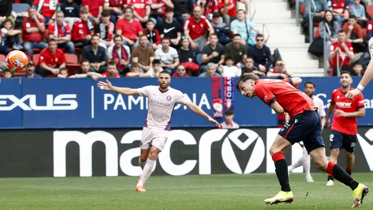 El delantero croata del Osasuna Ante Budimir marca de cabeza el primer gol para su equipo ante el Girona, durante el partido que disputan, este domingo, en el estadio de El Sadar, correspondiente a la jornada 31 de Laliga. EFE/ Jesús Diges Budimir