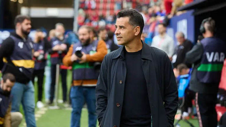 Míchel Sánchez (entrenador Girona FC) durante el partido de La Liga EA Sports entre CA Osasuna y Girona FC disputado en el estadio de El Sadar en Pamplona. IÑIGO ALZUGARAY