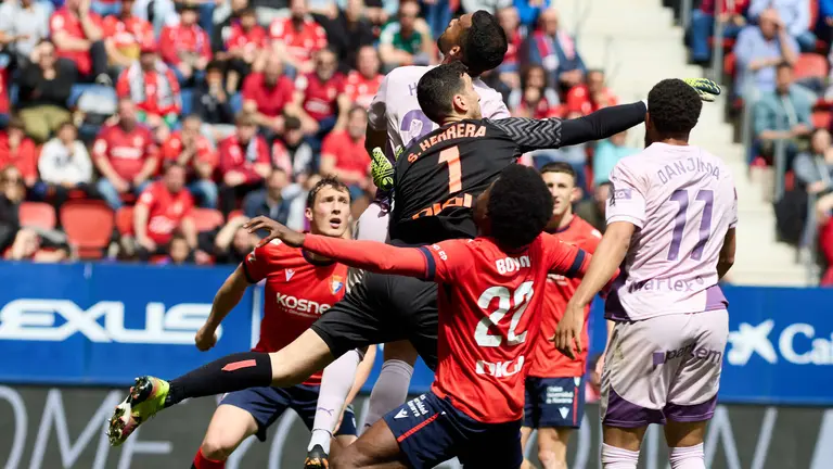 Partido entre CA Osasuna y Girona FC disputado en el estadio de El Sadar en Pamplona. IÑIGO ALZUGARAY