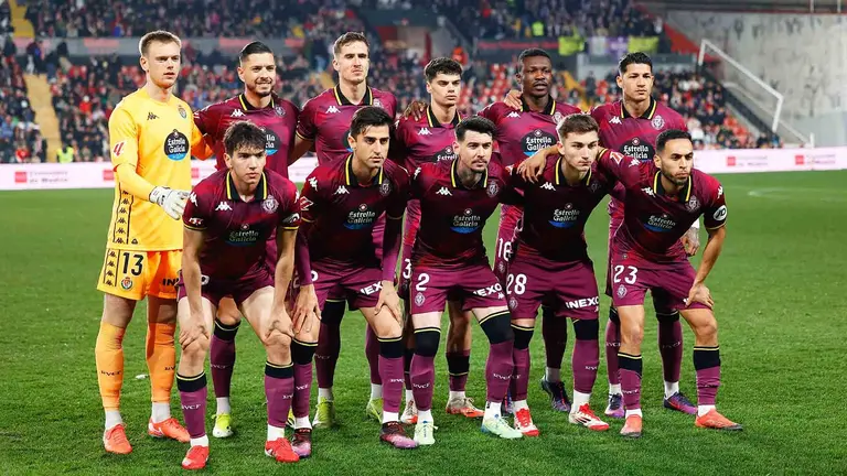 Equipo titular del Real Valladolid esta temporada 2024-25 en el estadio de Vallecas. Dennis Agyeman / AFP7 / Europa Press