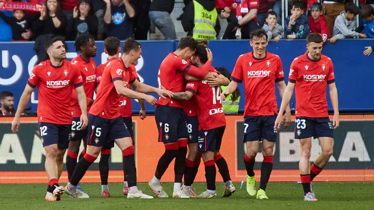 Los jugadores de Osasuna celebran el gol de Rubén García (1-0) durante el partido de La Liga EA Sports entre CA Osasuna y Sevilla FC disputado en el estadio de El Sadar en Pamplona. IÑIGO ALZUGARAY