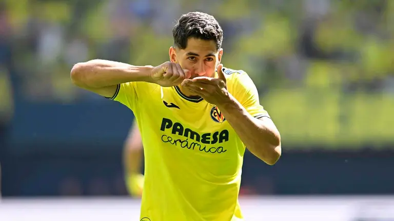 El delantero del Villarreal Ayoze Pérez celebra tras anotar un tanto este sábado durante el partido de la jornada 34 de LaLiga EA Sports, entre el Villarreal CF y el CA Osasuna, celebrado en el Estadi de la Ceràmica en Villarreal. EFE/ Andreu Esteban