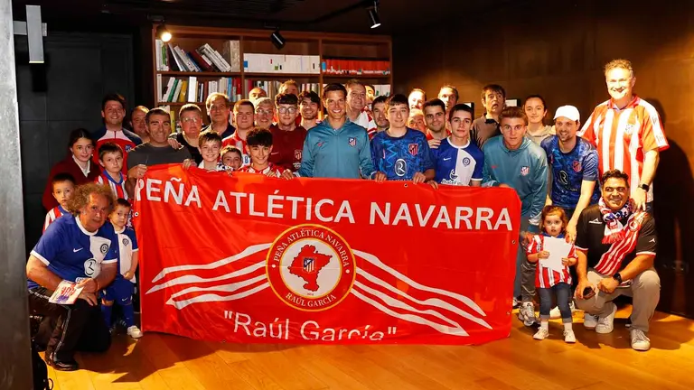 César Azpilicueta y Pablo Barrios posan con la peña Atlética Raúl García en Pamplona. Atlético de Madrid.