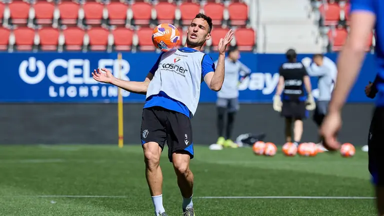 El defensa Unai García en un entrenamiento en el estadio de El Sadar. CA Osasuna.