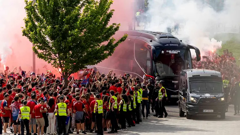 Cientos de aficionados a la llegada del autobús rojillos al estadio de El Sadar. CA Osasuna.