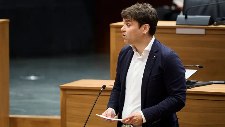 Pablo Azcona de Geroa Bai interviene en el pleno del Parlamento. PABLO LASAOSA