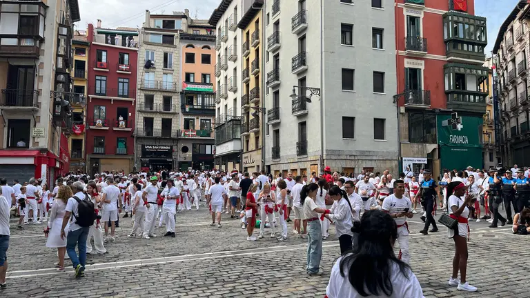 La plaza del Ayuntamiento momentos antes del Chupinazo de San Fermín. PABLO LASAOSA