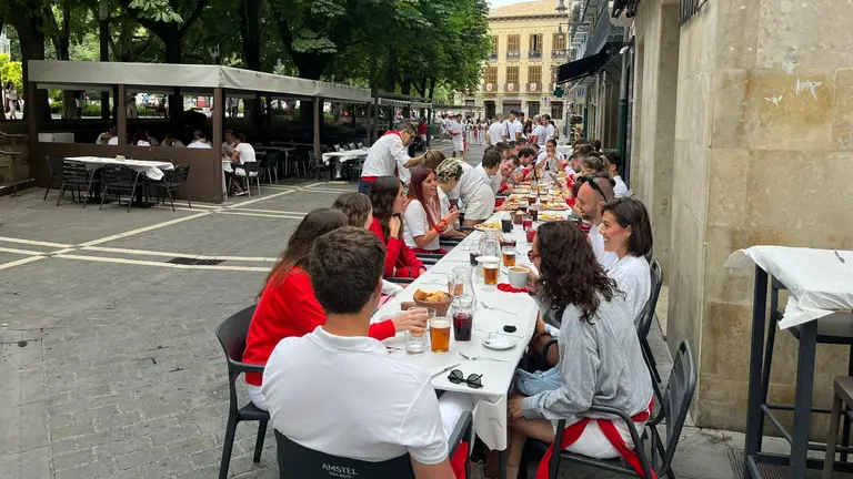 Decenas de personas con almuerzos antes del Chupinazo de San Fermín. IÑIGO ZURBANO