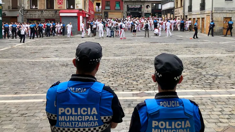 Desalojo de la plaza del Ayuntamiento antes del Chupinazo. IÑIGO ALZUGARAY
