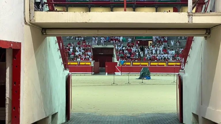 La plaza de toros de Pamplona momentos antes del primer encierrro de San Fermín 2025 con toros de Fuente Ymbro. IRANZU LARRASOAÑA