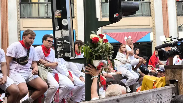 Homenaje a José Aldaba, portavoz de Cruz Roja del parte de heridos del encierro, fallecido al comienzo de 2025. LUCÍA VALERO