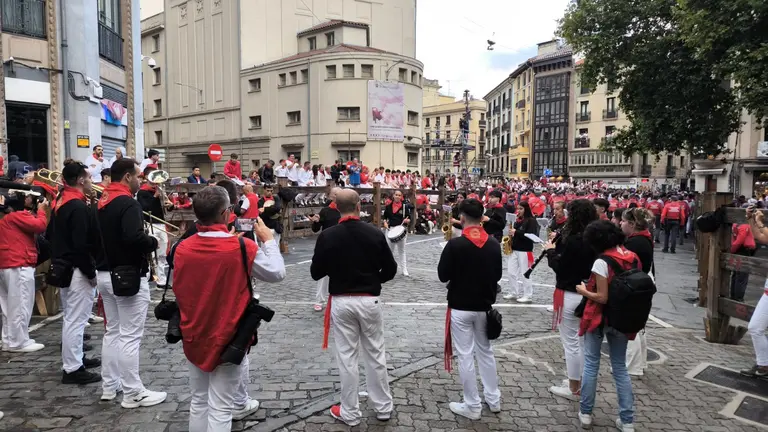 Una charanga anima los momentos previso del primer encierrro de San Fermín 2025 con toros de Fuente Ymbro. LUCÍA VALERO