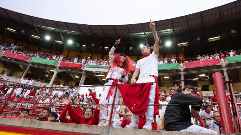Ambientazo en la plaza de toros de Pamplona momentos previso del primer encierrro de San Fermín 2025 con toros de Fuente Ymbro. MAITE H. MATEO