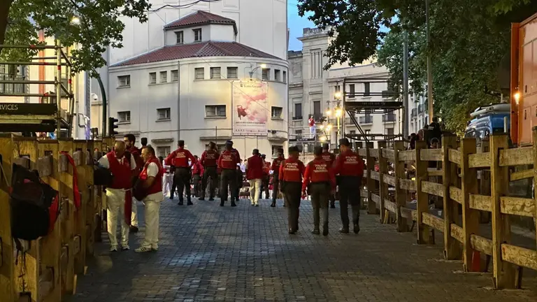Bajada al callejón momentos antes del primer encierrro de San Fermín 2025 con toros de Fuente Ymbro. IRANZU LARRASOAÑA