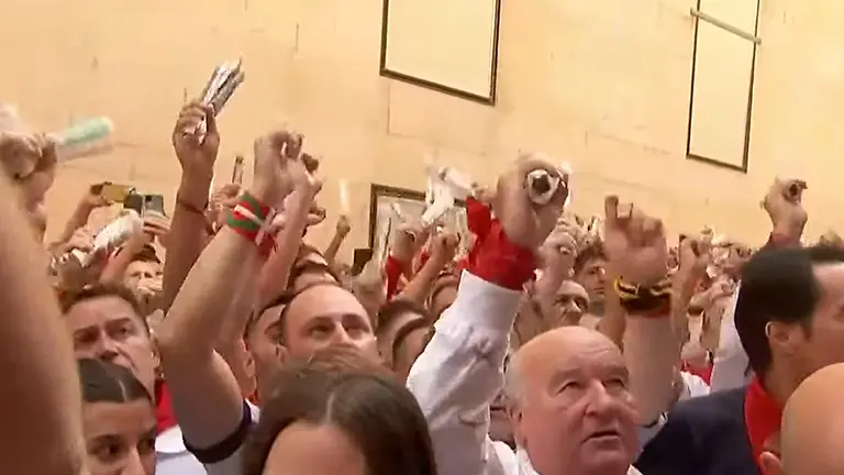 Primer cántico a San Fermín antes del primer encierro de Pamplona 2025 con toros de Fuente Ymbro. RTVE