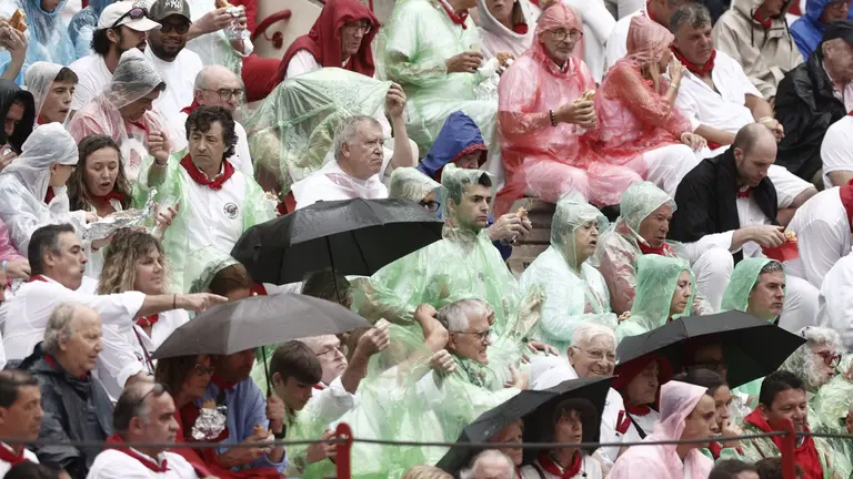 La lluvia ha hecho acto de presencia en la Monumental de Pamplona durante la tercera de abono de la Feria de Toro de los Sanfermines 2025. EFE/Jesús Diges