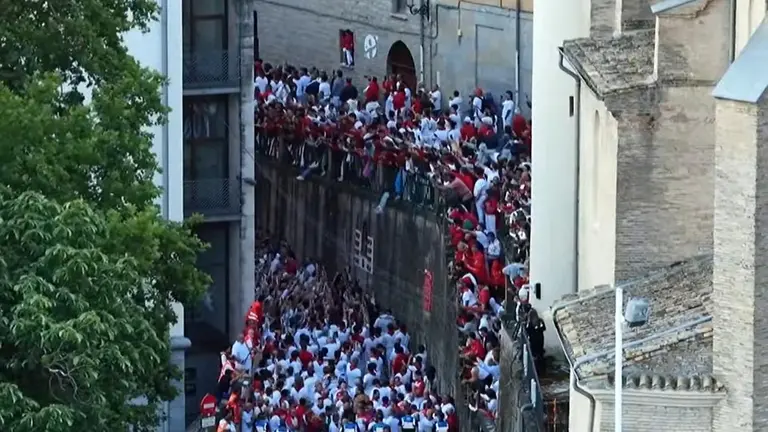Momentos previos al segundo encierro de San Fermín el día 8 de julio de 2025 con toros de Cebada Gago. RTVE