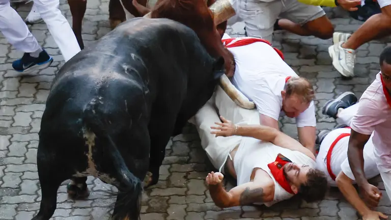 Segundo encierro de San Fermín 2025 el día 8 de julio con toros de Cebada Gago en la bajada al callejón. EFE - JESÚS DIGES (12)