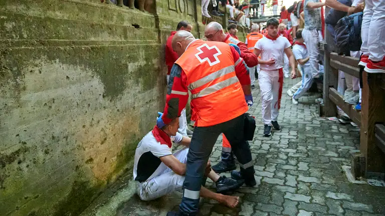 Segundo encierro de San Fermín 2025 con toros de Cebada Gago desde la bajada al callejón en Telefónica. IRANZU LARRASOAÑA