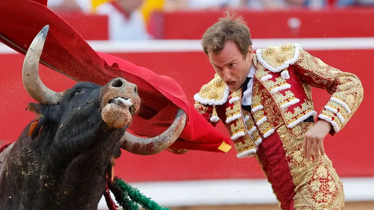 El torero Román durante la lidia a su segundo de la tarde en la tercera de abono de la Feria de Toro de los Sanfermines 2025 con toros de la ganadería gaditana de Cebada Gago y en la que comparte cartel con los diestros Antonio Ferrera y Pepe Moral. EFE/ Villar López