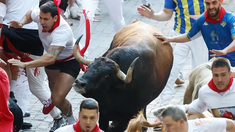 Tercer encierro de San Fermín 2025 el día 9 de julio con toros de Álvaro Núñez en la bajada al callejón. EFE - VILLAR LÓPEZ (2)