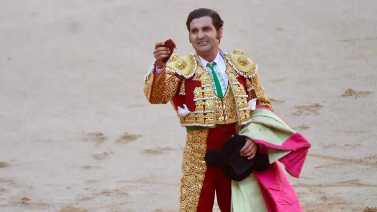 El torero Morante de la Puebla recibe una oreja en el primer toro de la tarde de la cuarta corrida de la Feria del Toro de San Fermín. IÑIGO ALZUGARAY