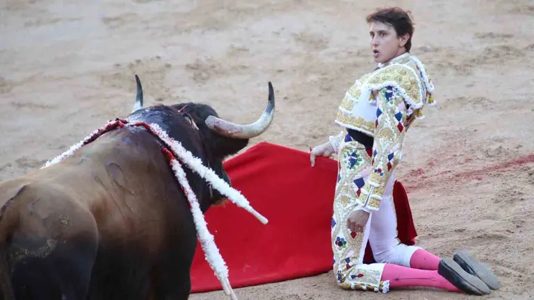 Roca Rey en la cuarta corrida de la Feria del Toro de San Fermín. IÑIGO ALZUGARAY