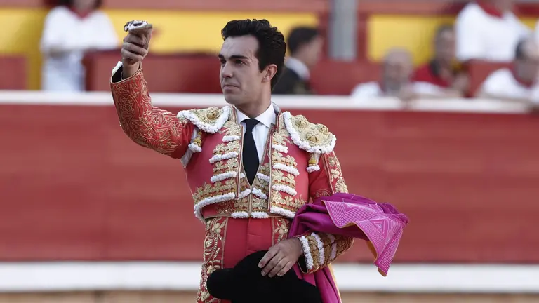 El torero Tomás Rufo corta una oreja a su primer toro de la tarde en la quinta de abono de la Feria de Toro de los Sanfermines 2025 con toros de la ganadería gaditana de Alvaro Núñez y en la que comparte cartel con los diestros Morante de la Puebla y Andrés Roca Rey. EFE/Jesús Diges