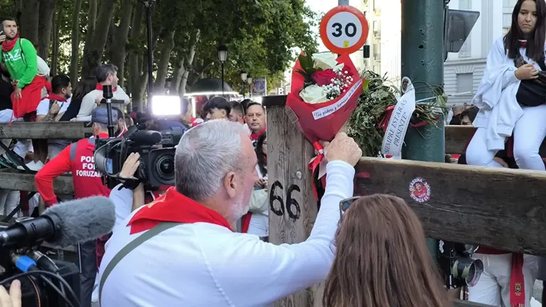 Homenaje a Daniel Jimeno en los momentos previos al cuarto encierro de San Fermín del 10 de julio de 2025 con toros de Victoriano del Río. LUCÍA VALERO