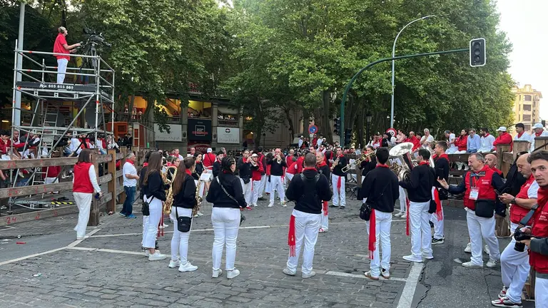 Momentos previos al cuarto encierro de San Fermín del 10 de julio de 2025 con toros de Victoriano del Río. ÍÑIGO ZURBANO
