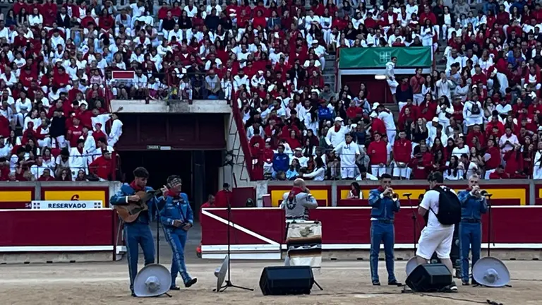 Momentos previos al cuarto encierro de San Fermín del 10 de julio de 2025 con toros de Victoriano del Río. MAITE H. MATEO