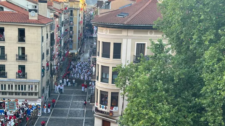 Momentos previos al cuarto encierro de San Fermín del 10 de julio de 2025 con toros de Victoriano del Río. IRANZU LARRASOAÑA