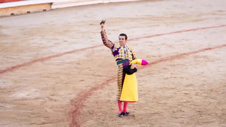 El torero Emilio de Justo enseña su oreja en su su primer toro de la tarde en la sexta de abono de la Feria de Toro de los Sanfermines 2025 con toros de la ganadería madrileña de Victoriano del Río Cortés y en la que comparte cartel con los diestros Sebastián Castella y Borja Jiménez. MAITE H. MATEO