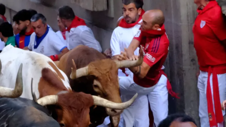 Toros de la ganadería de Jandilla en el encierro de Pamplona. KUKUXUMUSU / JUAN IGNACIO DELGADO