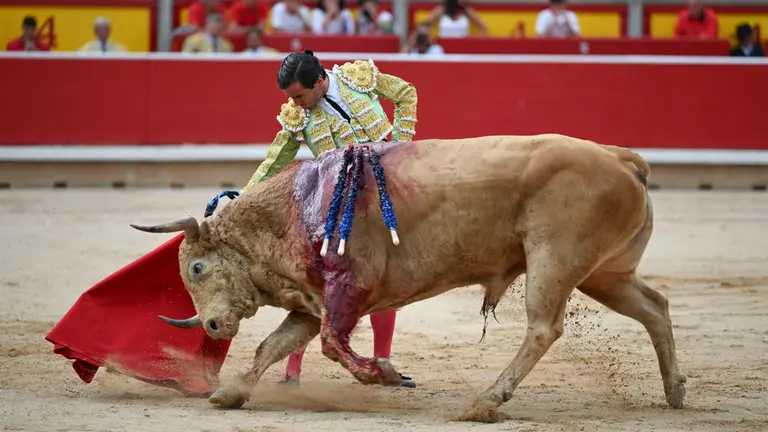 El torero Juan Ortega durante la lidia a su segundo toro de la tarde en la séptima de abono de la Feria de Toro de los Sanfermines 2025 con toros de la ganadería extremeña de Jandilla y en la que comparte cartel con los diestros Andrés Roca Rey y Pablo Aguado. EFE/Daniel Fernández
