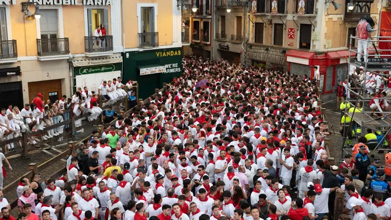 Momentos previos al sexto encierro de San Fermín del 12 de julio de 2025 con toros de José Escolar. MAITE H. MATEO