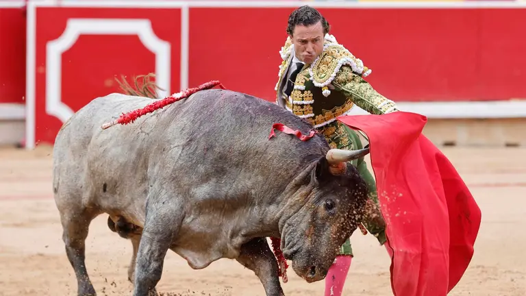 El torero Rafalillo durante la lidia a su primer toro de la tarde en la octava de abono de la Feria de Toro de los Sanfermines 2025 con toros de la ganadería de José Escolar y en la que comparte cartel con los diestros Fernando Robleño y Juan de Castilla.  EFE/ Villar López