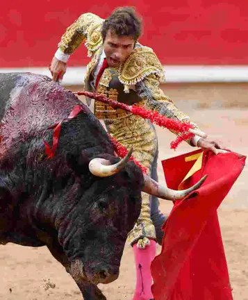 El torero Fernando Robleño durante la lidia a su primer toro de la tarde en la octava de abono de la Feria de Toro de los Sanfermines 2025 con toros de la ganadería de José Escolar y en la que comparte cartel con los diestros Rafaelillo y Juan de Castilla.  EFE/ Villar López