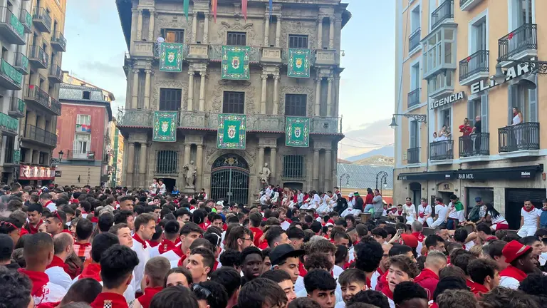Momentos previos al séptimo encierro de San Fermín del 13 de julio de 2025 con toros de La Palmosilla. PABLO LASAOSA